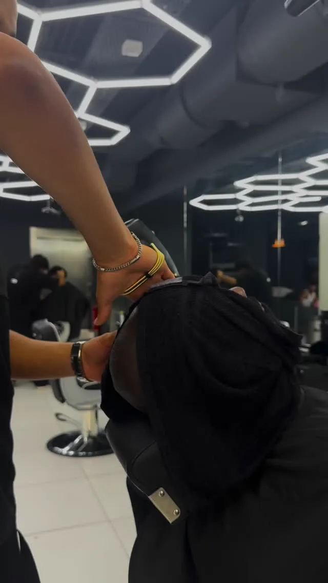 Abde finishing a cut at PLAN B